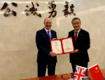 Professor Colin Bailey accepts his award from NPU's President Wang